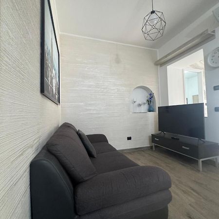 Casa Alessio - Elegante Appartamento Nel Cuore Di Cesano Maderno Eksteriør bilde