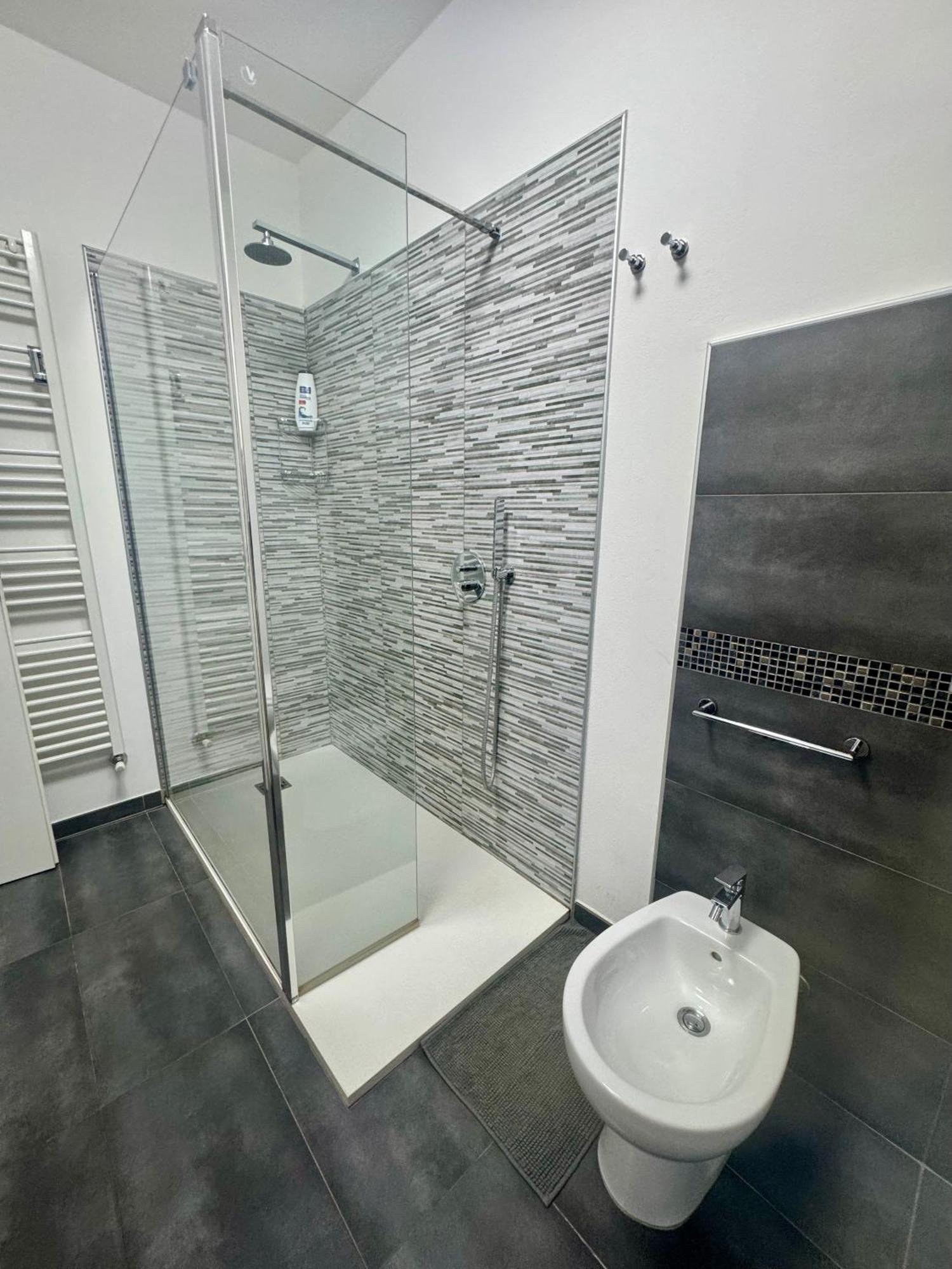 Casa Alessio - Elegante Appartamento Nel Cuore Di Cesano Maderno Eksteriør bilde