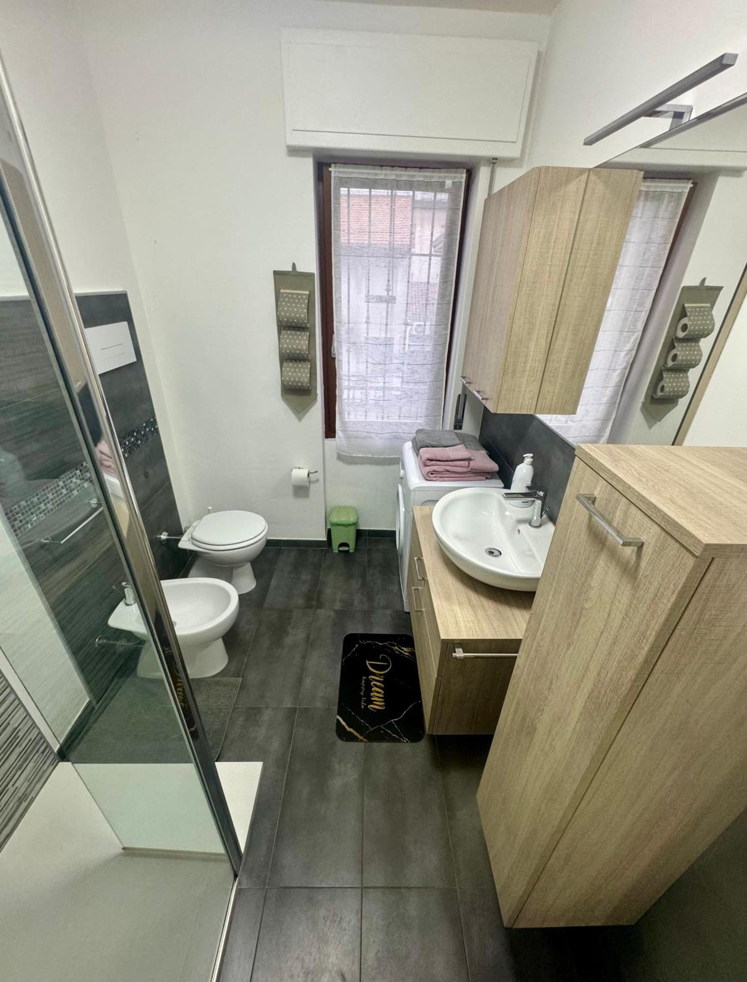 Casa Alessio - Elegante Appartamento Nel Cuore Di Cesano Maderno Eksteriør bilde