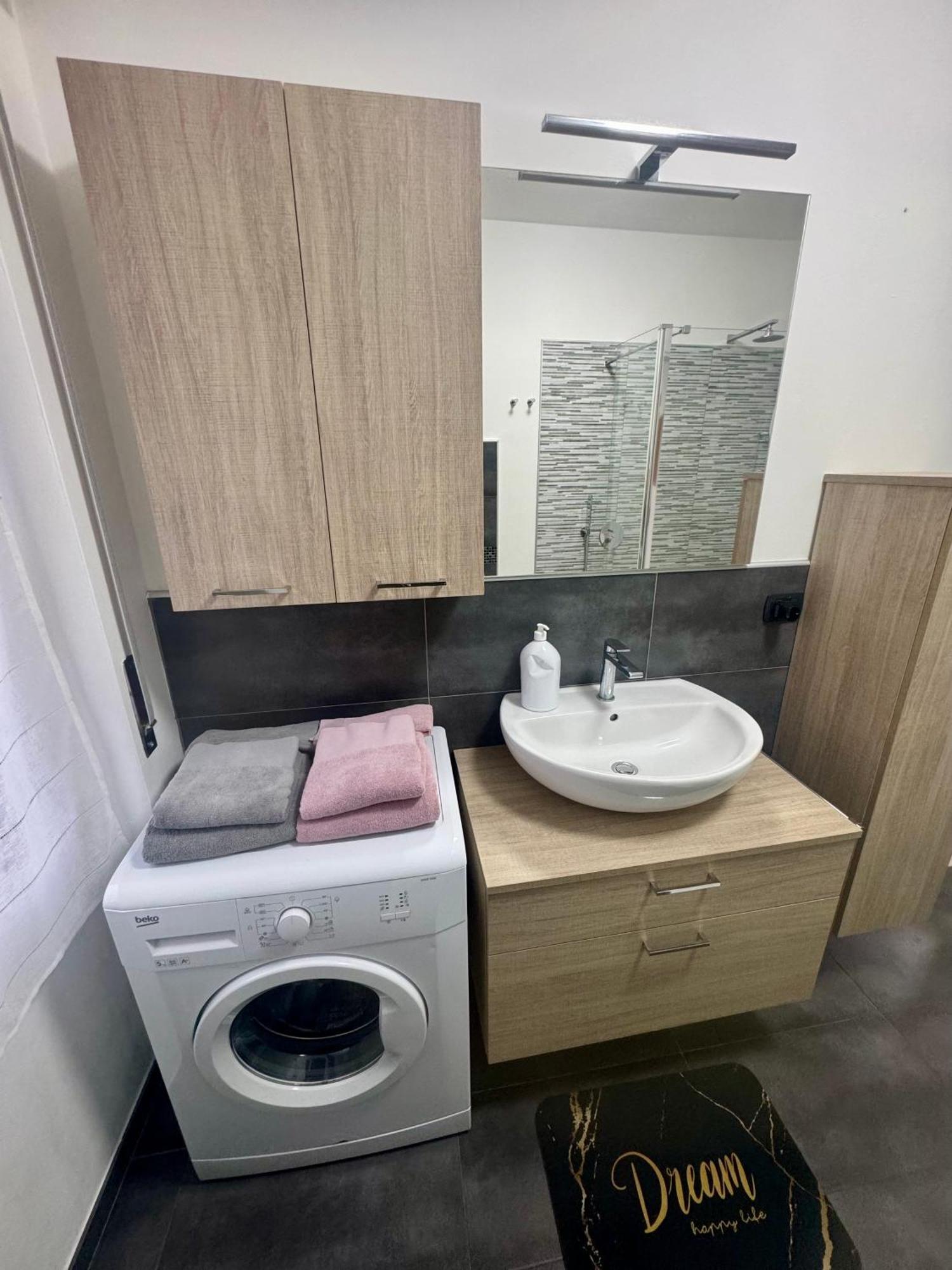 Casa Alessio - Elegante Appartamento Nel Cuore Di Cesano Maderno Eksteriør bilde