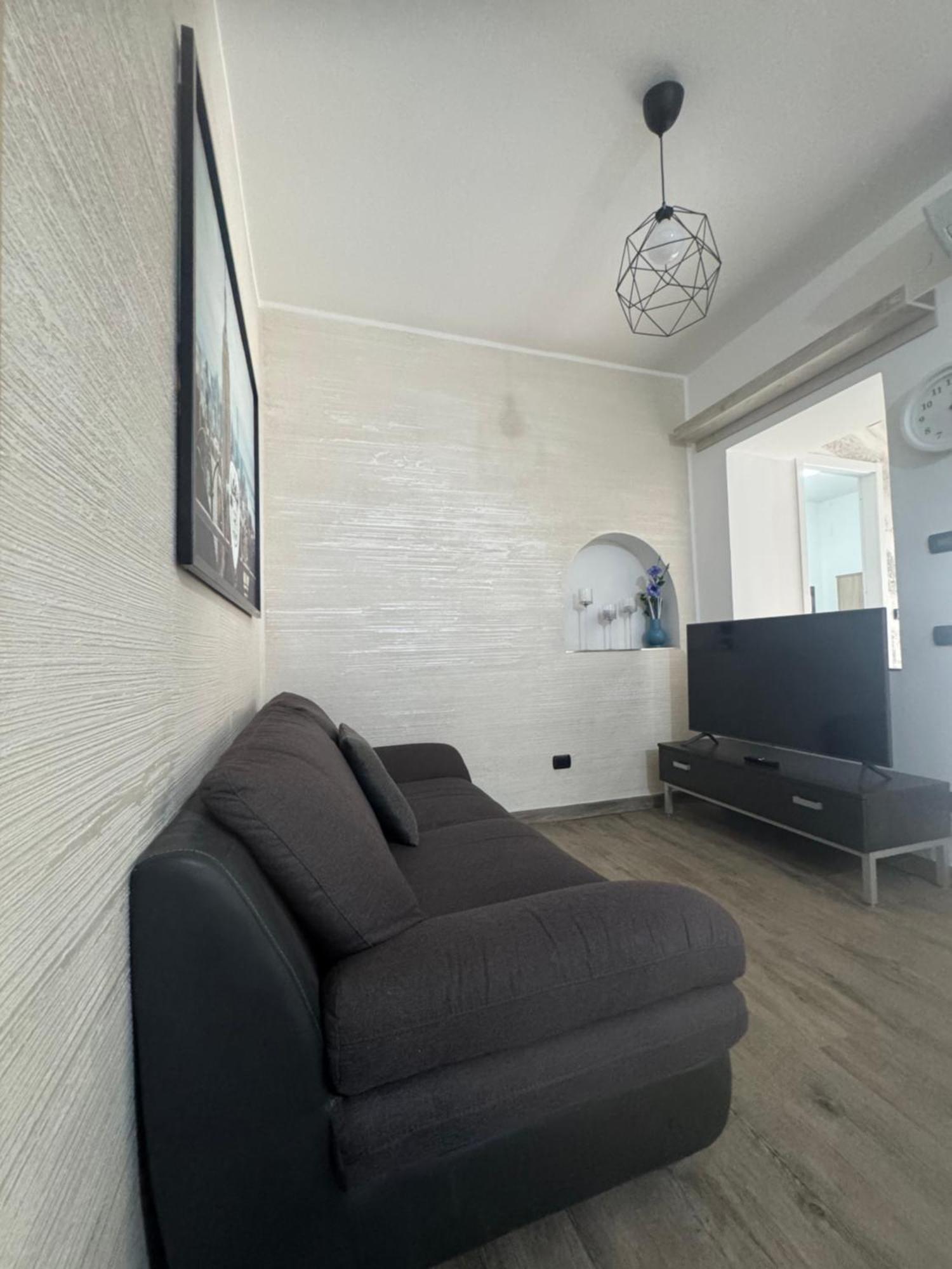 Casa Alessio - Elegante Appartamento Nel Cuore Di Cesano Maderno Eksteriør bilde